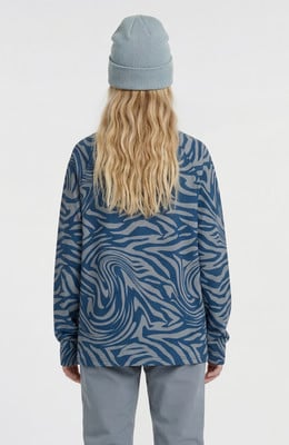 Rückansicht einer Frau in blau-grauem gestreiftem Shirt und Mütze. Rückansicht einer Frau in blau-grauem gestreiftem Shirt und Mütze.