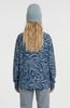 Rückansicht einer Frau in blau-grauem gestreiftem Shirt und Mütze.