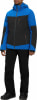 Ein Mann in einer blau-schwarzen Skijacke und schwarzer Hose posiert.