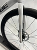 Vorderrad eines weißen Fahrrads mit CUBE-Schriftzug am Rahmen.