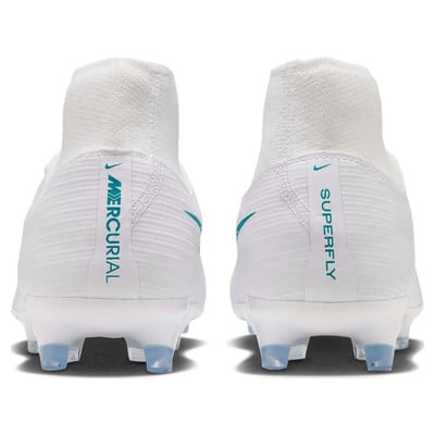 Rückansicht von weißen Nike Mercurial Superfly Fußballschuhen mit türkisfarbenen Details.