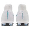 Rückansicht von weißen Nike Mercurial Superfly Fußballschuhen mit türkisfarbenen Details.