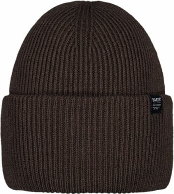 Eine braune Rippstrickmütze mit einem Markenlogo von Barts am Rand. Eine braune Rippstrickmütze mit einem Markenlogo von Barts am Rand.