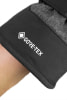 Detail eines Handschuhs mit GORE-TEX-Logo auf einem schwarzen Textilband.
