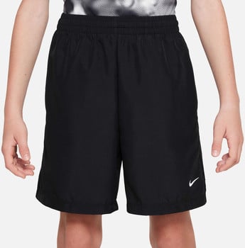 Čierne šortky Nike s bielym logom a elastickým pásom.