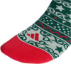 Rote Spitze und Weihnachtsbaum-Muster auf grünem Socken mit Adidas-Logo.
