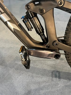 Detail eines Mountainbike-Hecks mit Dämpfer und Kurbeln. Detail eines Mountainbike-Hecks mit Dämpfer und Kurbeln.