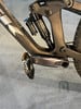 Detail eines Mountainbike-Hecks mit Dämpfer und Kurbeln.