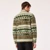 Rückansicht eines Mannes in einer grünen Fleecejacke mit geometrischem Muster.