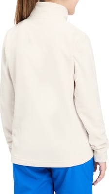 Rückansicht einer Person im cremefarbenen Fleece-Pullover und blauer Hose.
