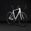 Ein weißes Cube Rennrad mit schwarzen Details auf dunklem Hintergrund.