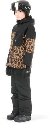 Mädchen in einem Leopardenmuster-Skijacke und schwarzer Hose. Mädchen in einem Leopardenmuster-Skijacke und schwarzer Hose.