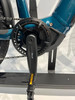 Detail der Kurbelgarnitur und des Pedals eines E-Bikes.