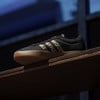Fekete Adidas cipő leopárdmintás csíkokkal az oldalán.