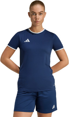 Eine Frau in dunkelblauem Trikot und Shorts mit Adidas-Logo. Eine Frau in dunkelblauem Trikot und Shorts mit Adidas-Logo.