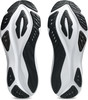 Blick auf die Sohlen zweier Sportschuhe im weißen und schwarzen Design.