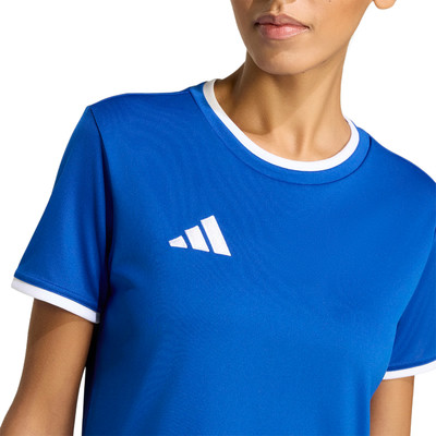 Blaues Adidas T-Shirt mit weißem Logo und Bündchen. Blaues Adidas T-Shirt mit weißem Logo und Bündchen.