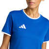 Blaues Adidas T-Shirt mit weißem Logo und Bündchen.