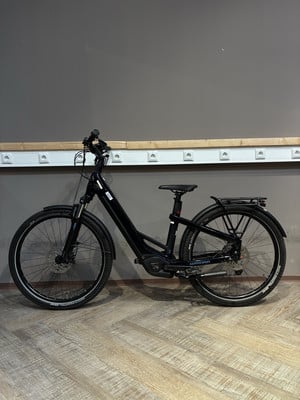 Ein schwarzes Winora E-Bike steht auf einem Holzboden vor einer grauen Wand. Ein schwarzes Winora E-Bike steht auf einem Holzboden vor einer grauen Wand.
