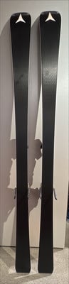 Schwarze Skier mit weißem Atomic-Logo oben.
