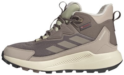 Barna Adidas túracipő vízálló kivitelben, bundával. Barna Adidas túracipő vízálló kivitelben, bundával.