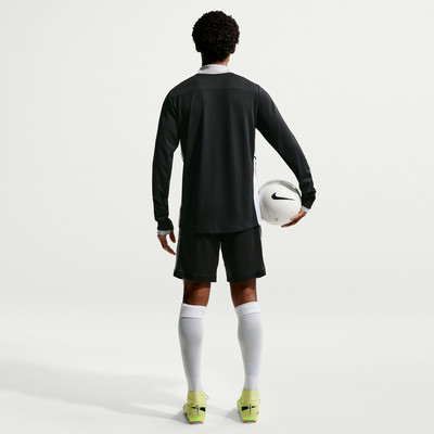 Fußballer in einem schwarzen Langarmtrikot mit weißem Ball in der Hand. Fußballer in einem schwarzen Langarmtrikot mit weißem Ball in der Hand.