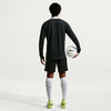 Fußballer in einem schwarzen Langarmtrikot mit weißem Ball in der Hand.
