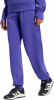 Lila Adidas Jogginghose mit Logo und Sportschuhen.