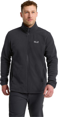 Ein Mann in einer dunklen Fleecejacke mit einem Markenlogo auf der Brust. Ein Mann in einer dunklen Fleecejacke mit einem Markenlogo auf der Brust.