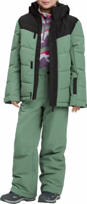 Mädchen in einer grünen Daunenjacke und Hose mit schwarzen Details und buntem Shirt. Mädchen in einer grünen Daunenjacke und Hose mit schwarzen Details und buntem Shirt.