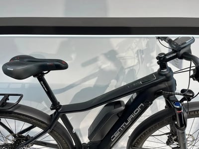 Schwarzes Centurion E-Bike mit Akku und Schutzblechen. Schwarzes Centurion E-Bike mit Akku und Schutzblechen.
