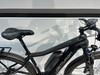 Schwarzes Centurion E-Bike mit Akku und Schutzblechen.