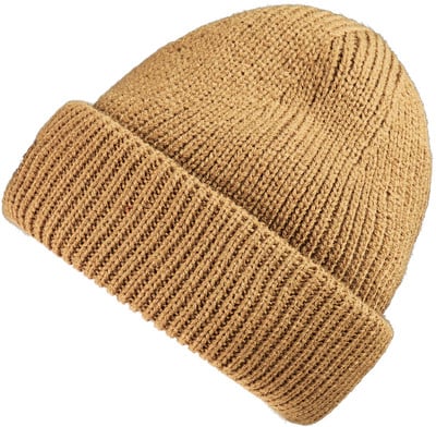 Eine braune Strickmütze mit umgeschlagener Krempe auf weißem Hintergrund. Eine braune Strickmütze mit umgeschlagener Krempe auf weißem Hintergrund.