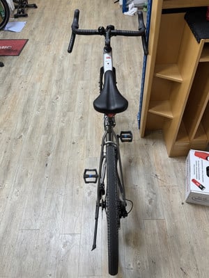 Hier steht ein Fahrrad mit schwarzem Sattel und Lenker auf einem Holzboden. Hier steht ein Fahrrad mit schwarzem Sattel und Lenker auf einem Holzboden.