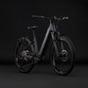 Modernes dunkelgraues E-Bike mit Federung und Schutzblechen.