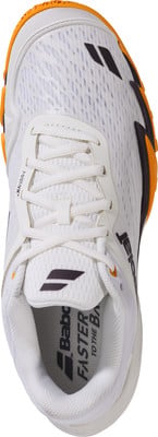 Weiße Babolat Tennisschuhe mit orangefarbenen Akzenten und schwarzem Logo. Weiße Babolat Tennisschuhe mit orangefarbenen Akzenten und schwarzem Logo.
