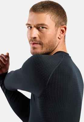 Ein Mann mit kurzen Haaren dehnt seinen Arm über die Schulter. Ein Mann mit kurzen Haaren dehnt seinen Arm über die Schulter.