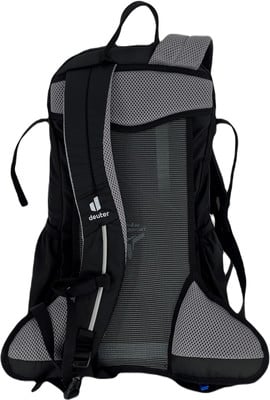 Rückseite eines schwarzen Deuter-Rucksacks mit atmungsaktiver Netzoberfläche.