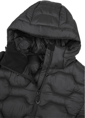 Nahaufnahme einer schwarzen Daunenjacke mit Kapuze und Reißverschluss.