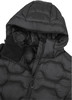 Nahaufnahme einer schwarzen Daunenjacke mit Kapuze und Reißverschluss.