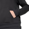 Eine Hand steckt in der Tasche eines schwarzen Hoodies.