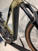 Detail eines Mountain-E-Bikes mit Federgabel und Dämpfung.