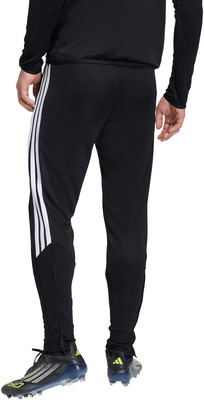 Schwarze Sporthose mit weißen Seitenstreifen und Fußballschuhen.