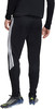 Schwarze Sporthose mit weißen Seitenstreifen und Fußballschuhen.