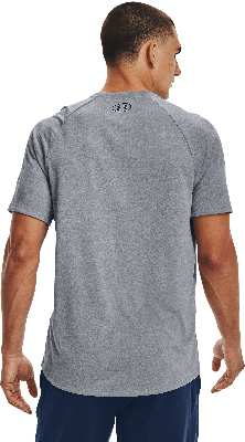 Ein Mann in einem grauen T-Shirt mit Under Armour Logo auf dem Rücken.