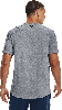 Ein Mann in einem grauen T-Shirt mit Under Armour Logo auf dem Rücken.