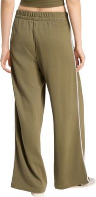 Grüne Damen-Hose mit weißem Seitenstreifen. Grüne Damen-Hose mit weißem Seitenstreifen.