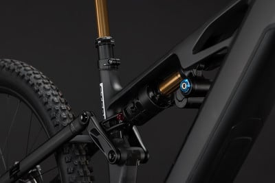 Detail des Mountainbike-Hinterbaus mit Fox-Dämpfer. Detail des Mountainbike-Hinterbaus mit Fox-Dämpfer.
