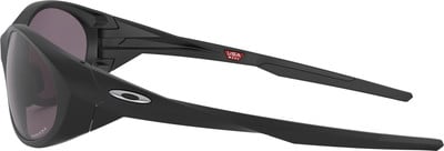 Schwarze Oakley-Sonnenbrille mit violetten Gläsern und Prizm-Logo. Schwarze Oakley-Sonnenbrille mit violetten Gläsern und Prizm-Logo.