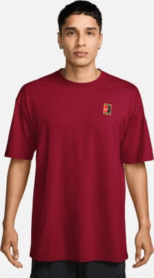 Ein Mann in einem dunkelroten T-Shirt mit Nike-Logo auf der Brust.